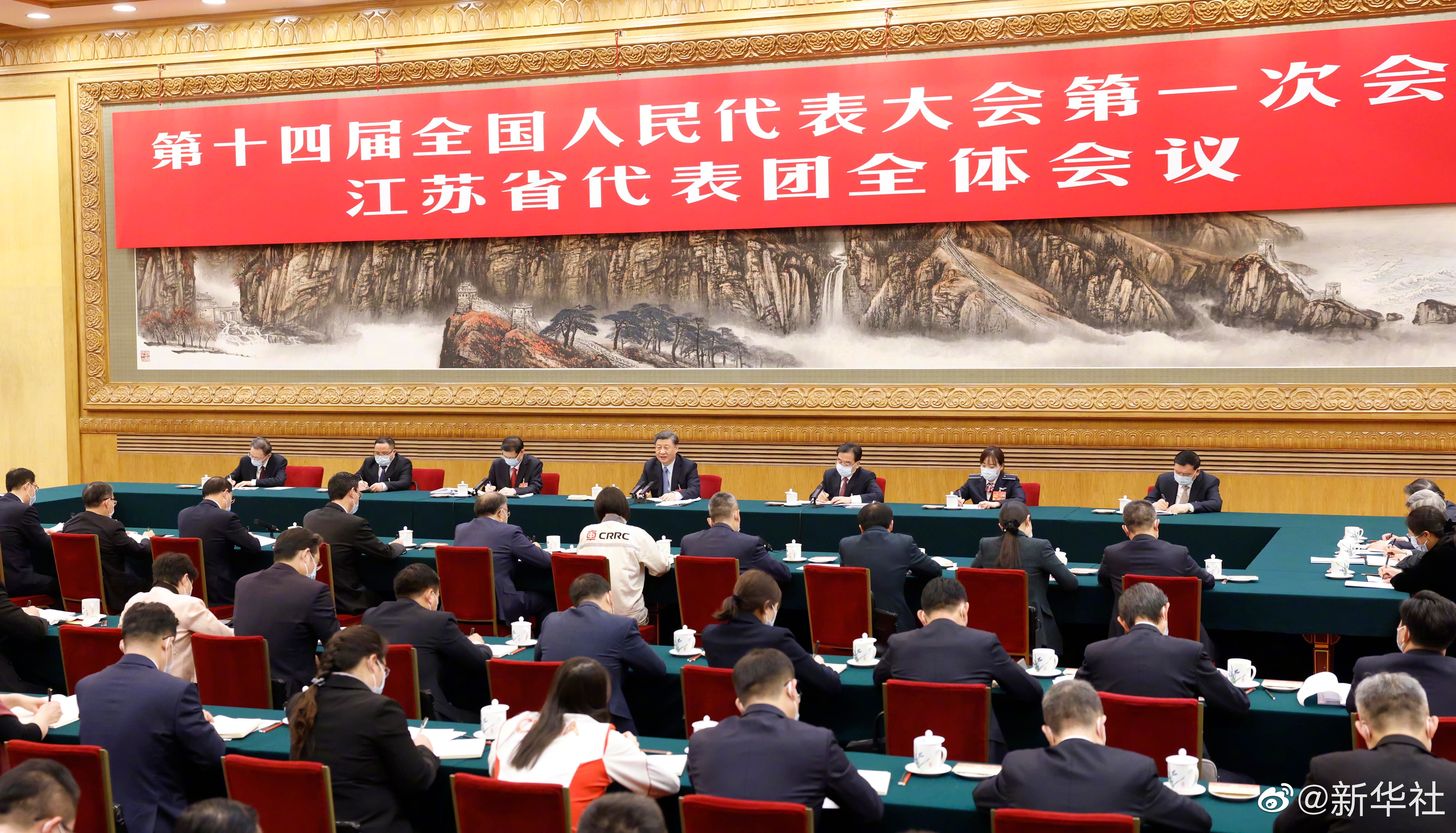 習(xí)近平總書記參加江蘇代表團(tuán)審議，現(xiàn)場聽取徐工集團(tuán)匯報(bào)發(fā)言，對徐工五年發(fā)展給予充分肯定和殷切期望