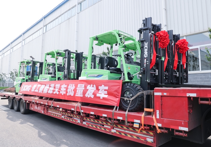 徐工鯤鵬系列電動平衡重叉車，再掀浦東貨運站高效物流新篇